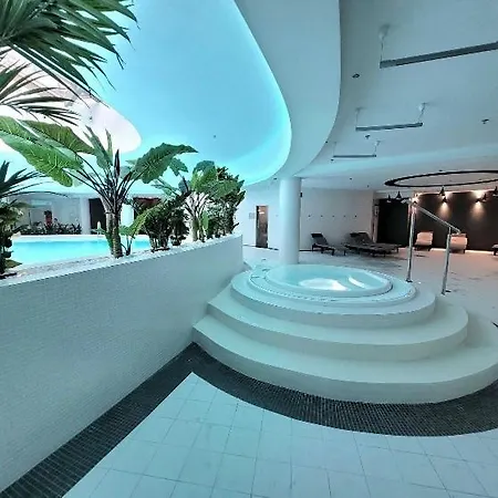 Hanza Tower Deluxe Pool & Jacuzzi & Sauna *